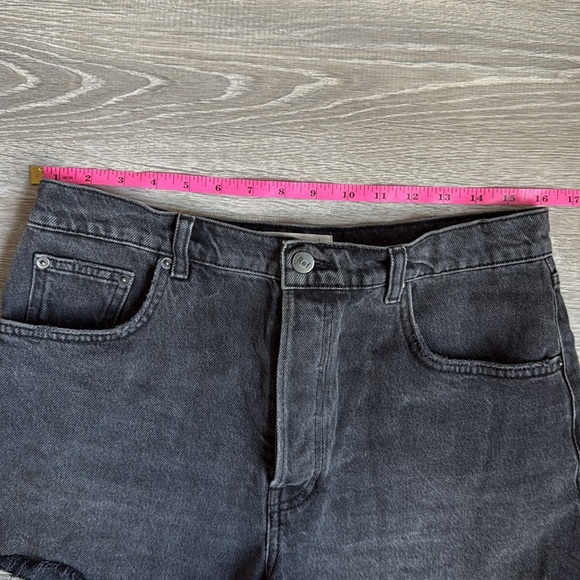 Reformation Charlie High Rise Jean Short in Havana
Wash 30 - Picture 3 of 10